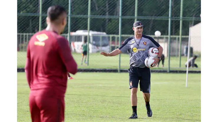 Foto: (Twitter Oficial Sport/Anderson Stevens) - Lisca já comandou seu primeiro treino no Sport nesta quinta (30)