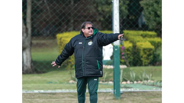 Foto: (Guilherme Griebeler/Coritiba) - Guto Ferreira tem a missão de evitar a queda para a Série B no Coritiba