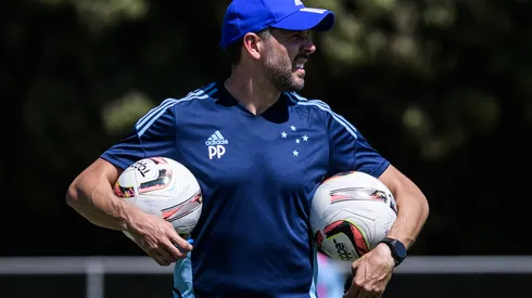Foto: (Gustavo Aleixo/Cruzeiro) – Paulo Pezzolano revelou que tem trabalhado com um especialista em bolas paradas no Cruzeiro