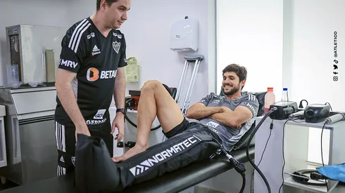 Foto: (Twitter Oficial Atlético/Divulgação) – Igor Rabello em sessão de fisioterapia no Atlético nesta terça (30)