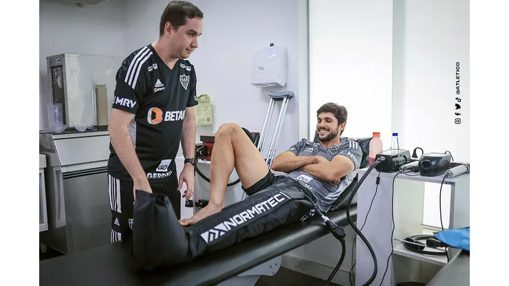 Foto: (Twitter Oficial Atlético/Divulgação) - Igor Rabello em sessão de fisioterapia no Atlético nesta terça (30)