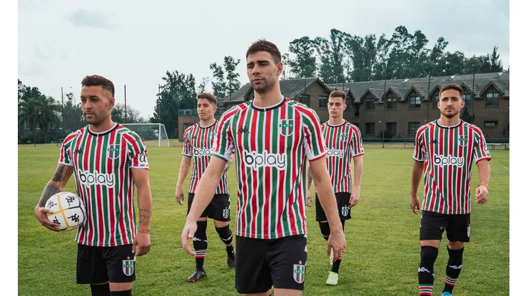 Foto: (Reprodução/Twitter Oficial Vélez Sarsfield) - Vélez, rival do Flamengo na Libertadores, apresentou seu novo uniforme, que é semelhante ao do Fluminense