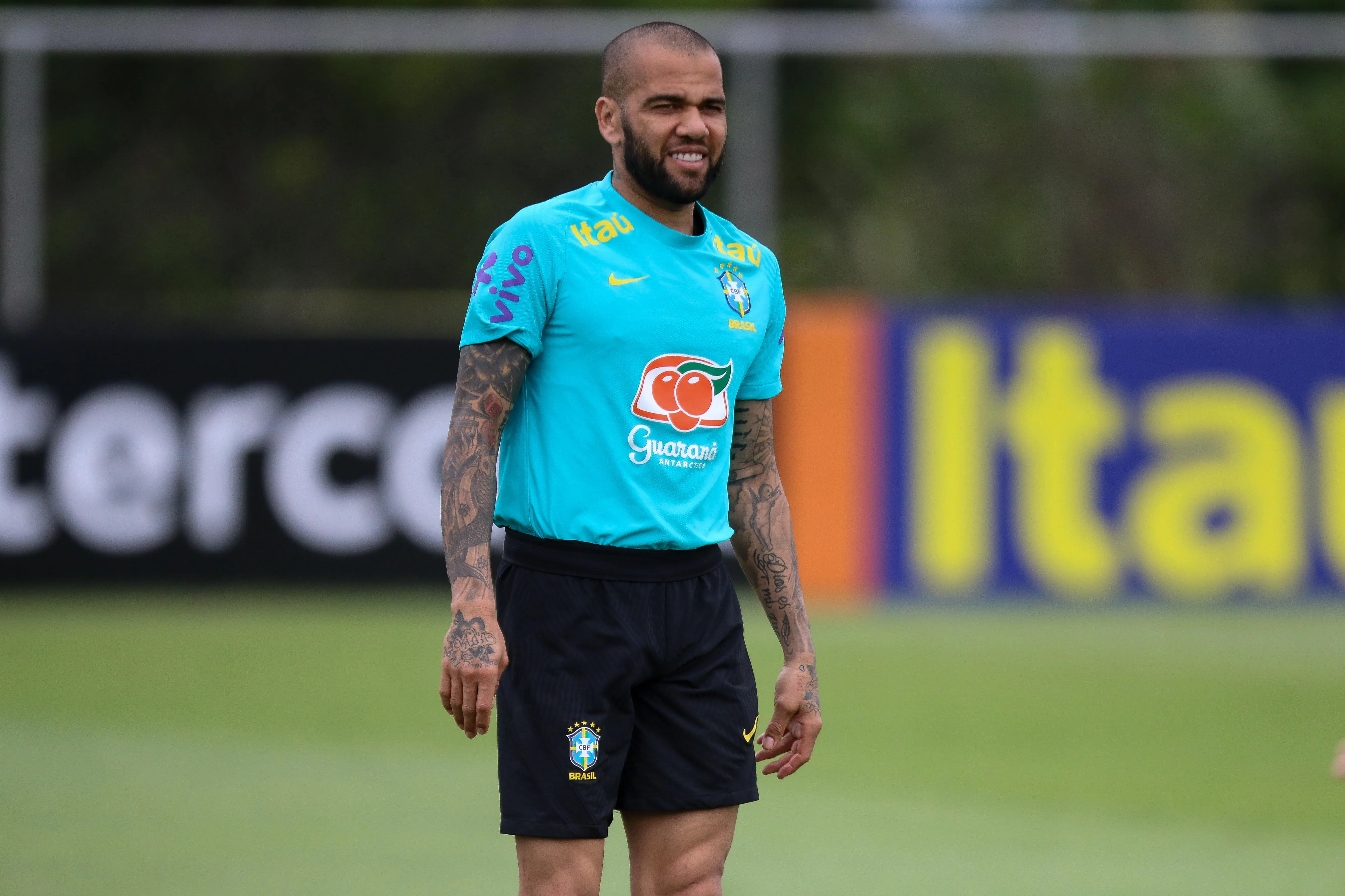 Foto: Fernando Moreno/AGIF – Neto é contra a convocação de Daniel Alves para Copa