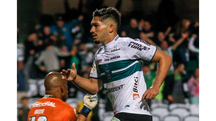 Foto: (Gabriel Machado/AGIF) - Andrey segue se recuperando de uma cirurgia no joelho no Coritiba