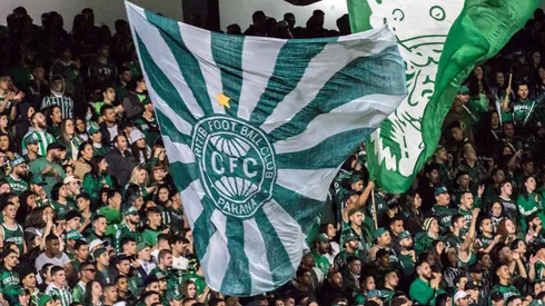 Foto: (Robson Mafra/AGIF) – A torcida alviverde não está contente com a campanha do Coritiba no Brasileirão