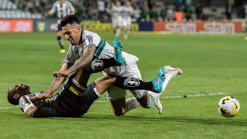 Foto: (Robson Mafra/AGIF) – Hernán Pérez se machucou logo em sua estreia pelo Coritiba
