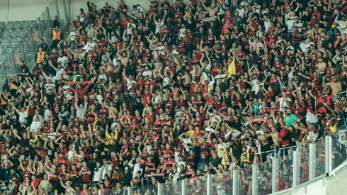 Foto: (Robson Mafra/AGIF) – O Flamengo reclamou do tratamento recebido por sua torcida diante do Athletico-PR, na Arena da Baixada, pela Copa do Brasil