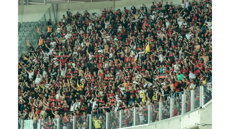 Foto: (Robson Mafra/AGIF) - O Flamengo reclamou do tratamento recebido por sua torcida diante do Athletico-PR, na Arena da Baixada, pela Copa do Brasil