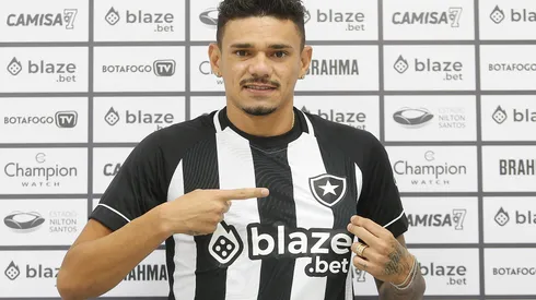Foto: (Vítor Silva/Botafogo) – Tiquinho Soares aceitou receber menos para fechar com o Botafogo