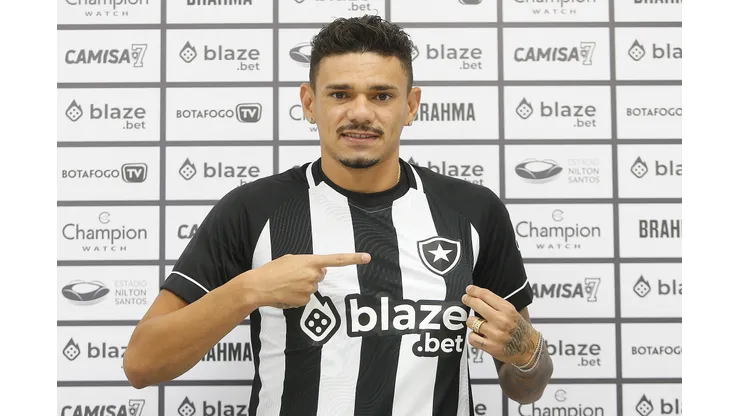 Foto: (Vítor Silva/Botafogo) - Tiquinho Soares aceitou receber menos para fechar com o Botafogo