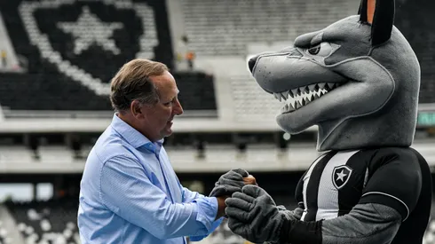 Foto: (Thiago Ribeiro/AGIF) – John Textor deve ter um papel fundamental na escolha pela nova fornecedora esportiva do Botafogo
