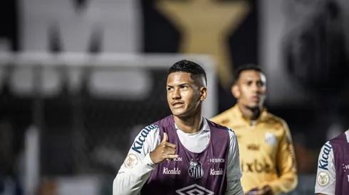Foto: (Raul Baretta/AGIF) – A boa fase de Ângelo no Santos rendeu uma convocação à Seleção Brasileira sub-20