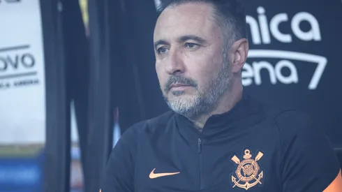 Foto: (Ettore Chiereguini/AGIF) – Vítor Pereira, técnico do Corinthians, foi julgado pelo STJD nesta segunda (15)