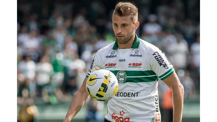 Robson Mafra/AGIF- Henrique, zagueiro do Coritiba