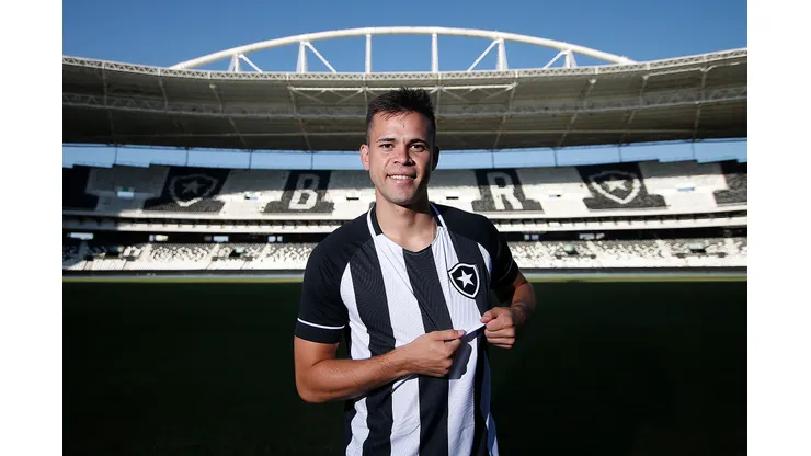 Foto: (Vítor Silva/Botafogo) - Jacob Montes foi anunciado pelo Botafogo nesta sexta (12)
