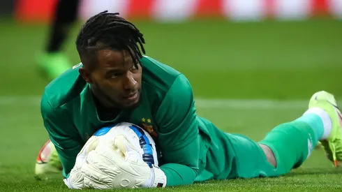 Foto: (Pedro H. Tesch/AGIF) – Cáceda, goleiro do Melgar, caiu nas graças da torcida do Grêmio ao ser o herói da eliminação do Internacional na Sul-Americana