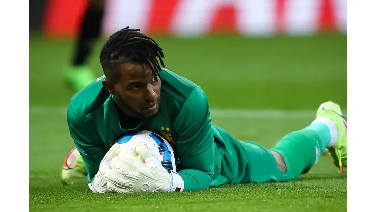 Foto: (Pedro H. Tesch/AGIF) - Cáceda, goleiro do Melgar, caiu nas graças da torcida do Grêmio ao ser o herói da eliminação do Internacional na Sul-Americana