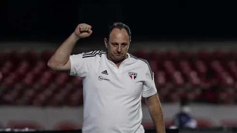 Foto: (Guilherme Drovas/AGIF) – Rogério Ceni deve ganhar um reforço interno em breve no São Paulo