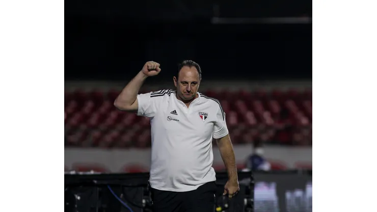 Foto: (Guilherme Drovas/AGIF) - Rogério Ceni deve ganhar um reforço interno em breve no São Paulo