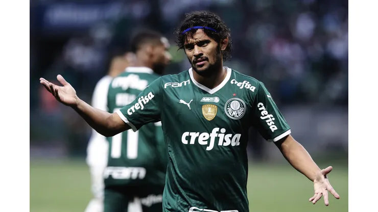 Foto: Ettore Chiereguini/AGIF | Gustavo Scarpa é ofuscado por craque do Flamengo