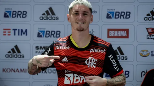 Foto: Reprodução Twitter oficial Flamengo/ Marcelo Cortes/CRF – Varela é apresentado oficialmente no Flamengo