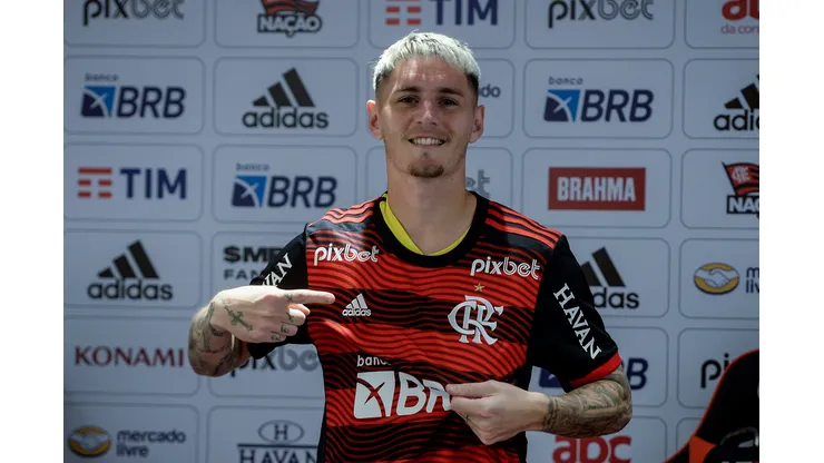 Foto: Reprodução Twitter oficial Flamengo/ Marcelo Cortes/CRF - Varela é apresentado oficialmente no Flamengo