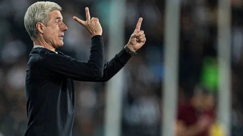 RJ – Rio de Janeiro – 15/05/2022 – BRASILEIRO A 2022, BOTAFOGO X FORTALEZA – Luis Castro tecnico do Botafogo durante partida contra o Fortaleza no estadio Engenhao pelo campeonato Brasileiro A 2022. Foto: Jorge Rodrigues/AGIF