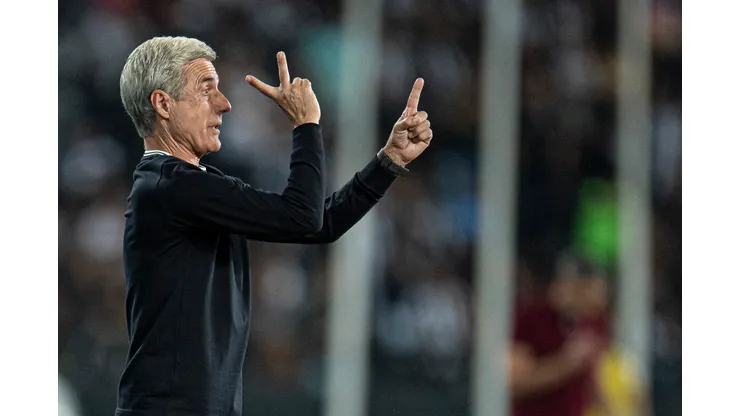 RJ - Rio de Janeiro - 15/05/2022 - BRASILEIRO A 2022, BOTAFOGO X FORTALEZA - Luis Castro tecnico do Botafogo durante partida contra o Fortaleza no estadio Engenhao pelo campeonato Brasileiro A 2022. Foto: Jorge Rodrigues/AGIF