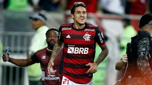 Foto: (Wagner Meier/Getty Images) – Negrete, atrás de Pedro, viralizou nas redes sociais ao comemorar o gol do Flamengo com os jogadores