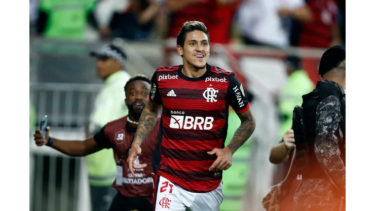 Foto: (Wagner Meier/Getty Images) - Negrete, atrás de Pedro, viralizou nas redes sociais ao comemorar o gol do Flamengo com os jogadores