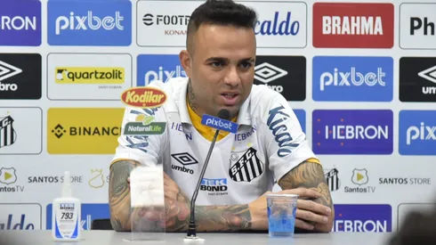 Foto: (Twitter Oficial Santos/Divulgação) – Emprestado ao Santos, Luan relembrou sua passagem polêmica pelo Corinthians