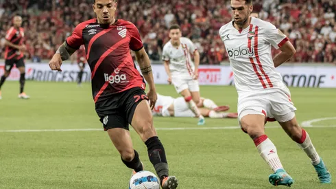 Foto: Robson Mafra/AGIF – Athletico precisa superar marca do Estudiantes para avançar na Libertadores