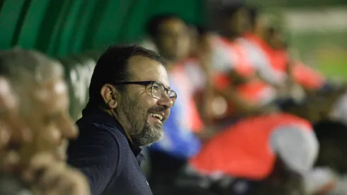 Foto: (Rogério Capela/AGIF) – Enderson Moreira terá a missão de defender a invencibilidade do Bahia diante do Sampaio Corrêa na Série B