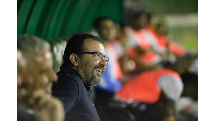 Foto: (Rogério Capela/AGIF) - Enderson Moreira terá a missão de defender a invencibilidade do Bahia diante do Sampaio Corrêa na Série B