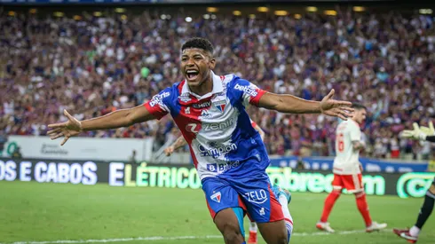 Foto: (Lucas Emanuel/AGIF) – Hercules comemora seu gol com a nova camisa do Fortaleza