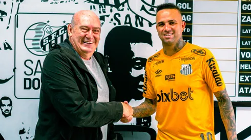 Foto: (Leandro Reis/Santos FC) – Luan, ao lado de Andres Rueda, presidente do Santos