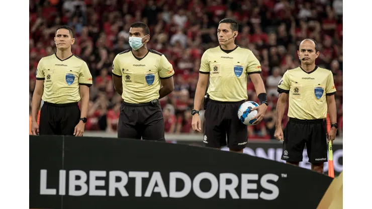 Foto: (Robson Mafra/AGIF) - O Athletico ficou na bronca com a arbitragem do jogo de ida das quartas de final da Copa Libertadores