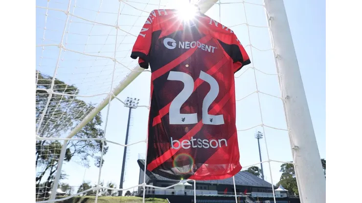 Fabio Wosniak/Athletico - Camisa do Athletico-PR com novo patrocinador