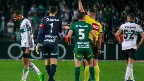 Foto: (Gabriel Machado/AGIF) – Thonny Anderson já foi expulso em dois jogos do Coritiba neste Brasileirão
