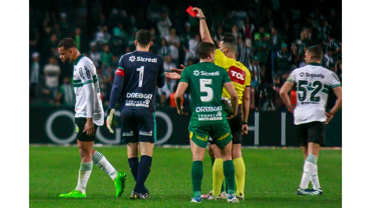 Foto: (Gabriel Machado/AGIF) - Thonny Anderson já foi expulso em dois jogos do Coritiba neste Brasileirão