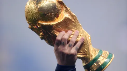 Photo by Laurence Griffiths/Getty Images – Taça da Copa irá passar pelo Brasil