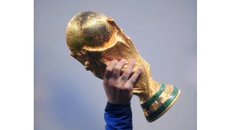 Photo by Laurence Griffiths/Getty Images - Taça da Copa irá passar pelo Brasil