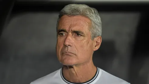 Foto: (Thiago Ribeiro/AGIF) – Luís Castro deu seu 'ok' para o Botafogo negociar a saída do goleiro