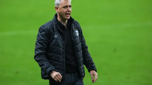 Foto: (Pedro H. Tesch/AGIF) – Tiago Nunes, ex-técnico do Grêmio, revelou que tentou trazer Marcelo Grohe de volta, mas o negócio não foi concretizado por decisão da diretoria