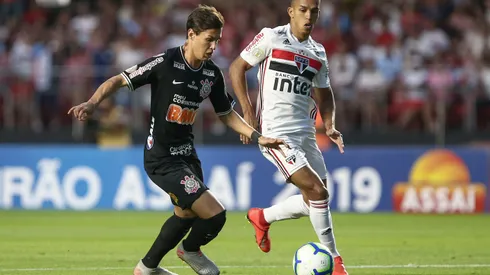 SP – Sao Paulo – 13/10/2019 – Brasileiro A 2019, Sao Paulo x Corinthians – Igor Vinicius jogador do Sao Paulo disputa lance com Mateus Vital jogador do Corinthians durante partida no estadio Morumbi pelo campeonato Brasileiro A 2019 Foto: Marcello Zambrana/AGIF