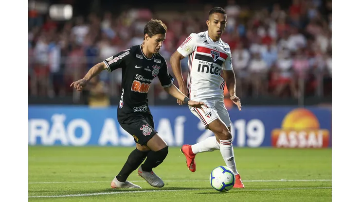 SP - Sao Paulo - 13/10/2019 - Brasileiro A 2019, Sao Paulo x Corinthians - Igor Vinicius jogador do Sao Paulo disputa lance com Mateus Vital jogador do Corinthians durante partida no estadio Morumbi pelo campeonato Brasileiro A 2019 Foto: Marcello Zambrana/AGIF