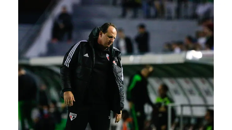RS - Caxias do Sul - 20/04/2022 - COPA DO BRASIL, JUVENTUDE X SAO PAULO. Rogerio Ceni, tecnico do Sao Paulo, orienta a equipe durante a partida contra o Juventude, no Estadio Alfredo Jaconi, pela Copa do Brasil 2022. Foto: Luiz Erbes/AGIF