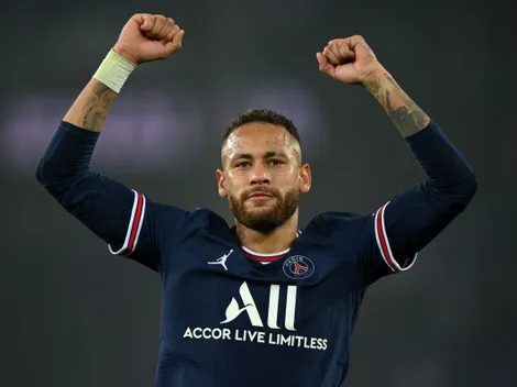 Neymar marca dois, 'quebra a banca' no título do PSG e supera CR7 em feito histórico na carreira