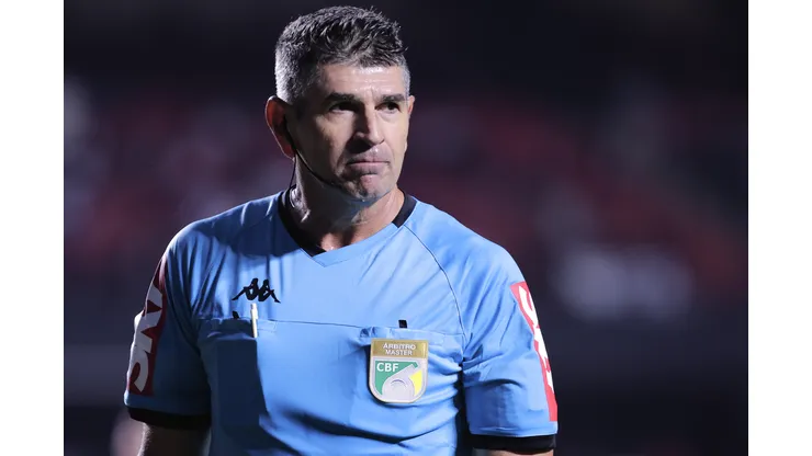 Foto: Ettore Chiereguini/AGIF - Arbitragem de Marcelo de Lima Henrique rendeu polêmicas em Atlético-MG x Palmeiras