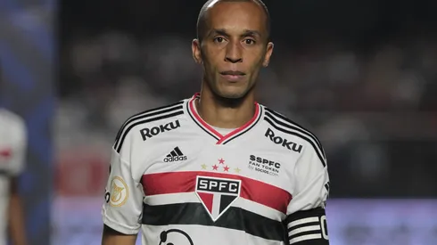 Fotos: Rubens Chiri / saopaulofc.net – Miranda comenta futuro no São Paulo